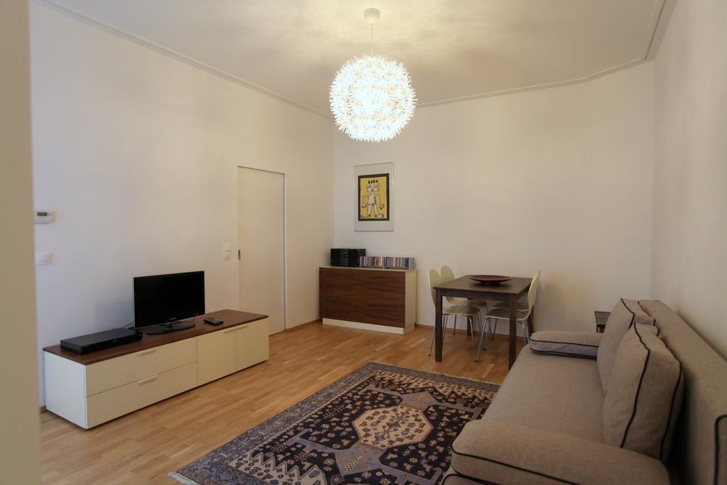 וינה Moderne Stadtwohnung Mit Balkon חדר תמונה